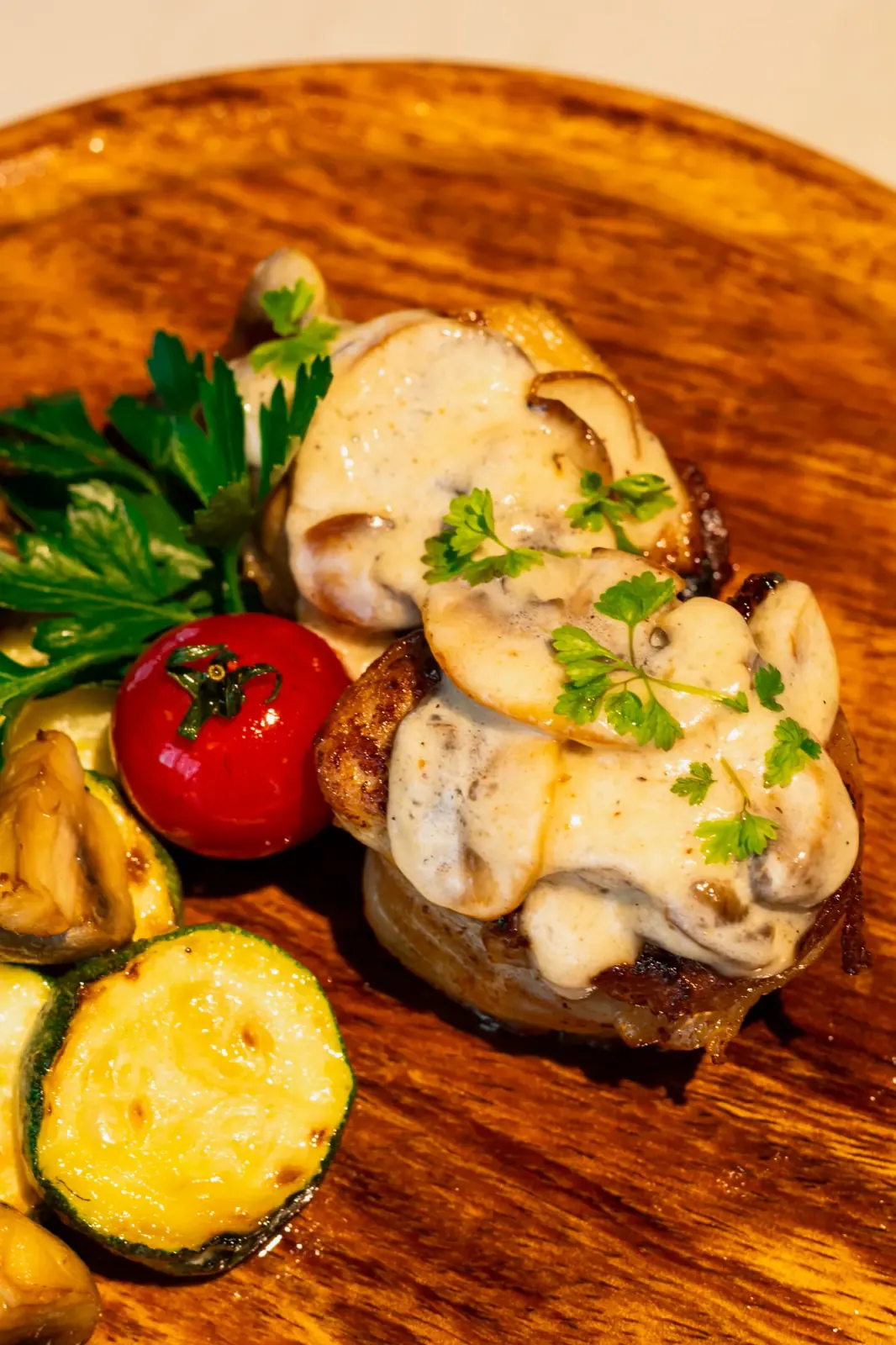 Медальоны с грибным соусом и овощами