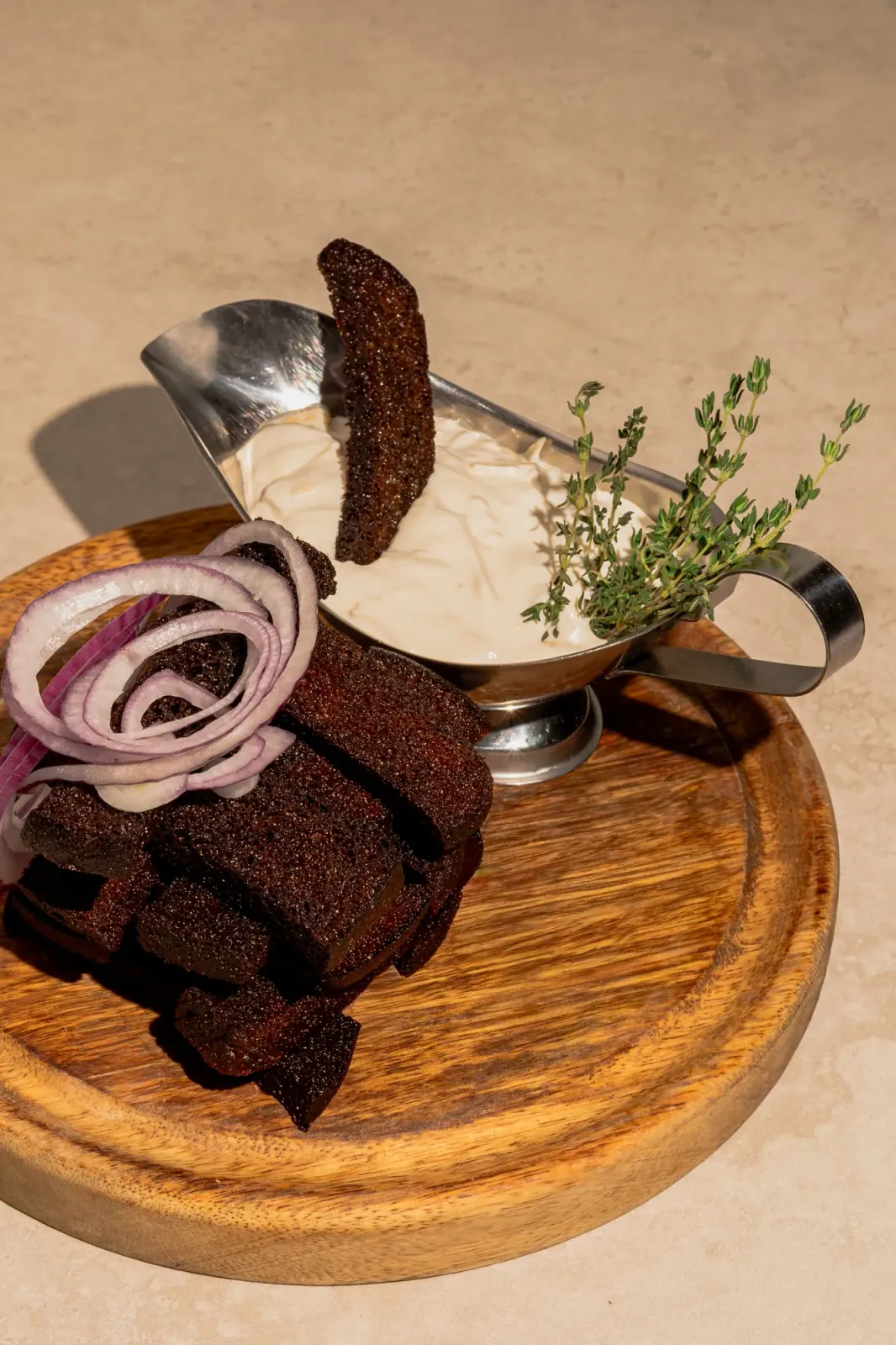 Ржаные гренки с соусом