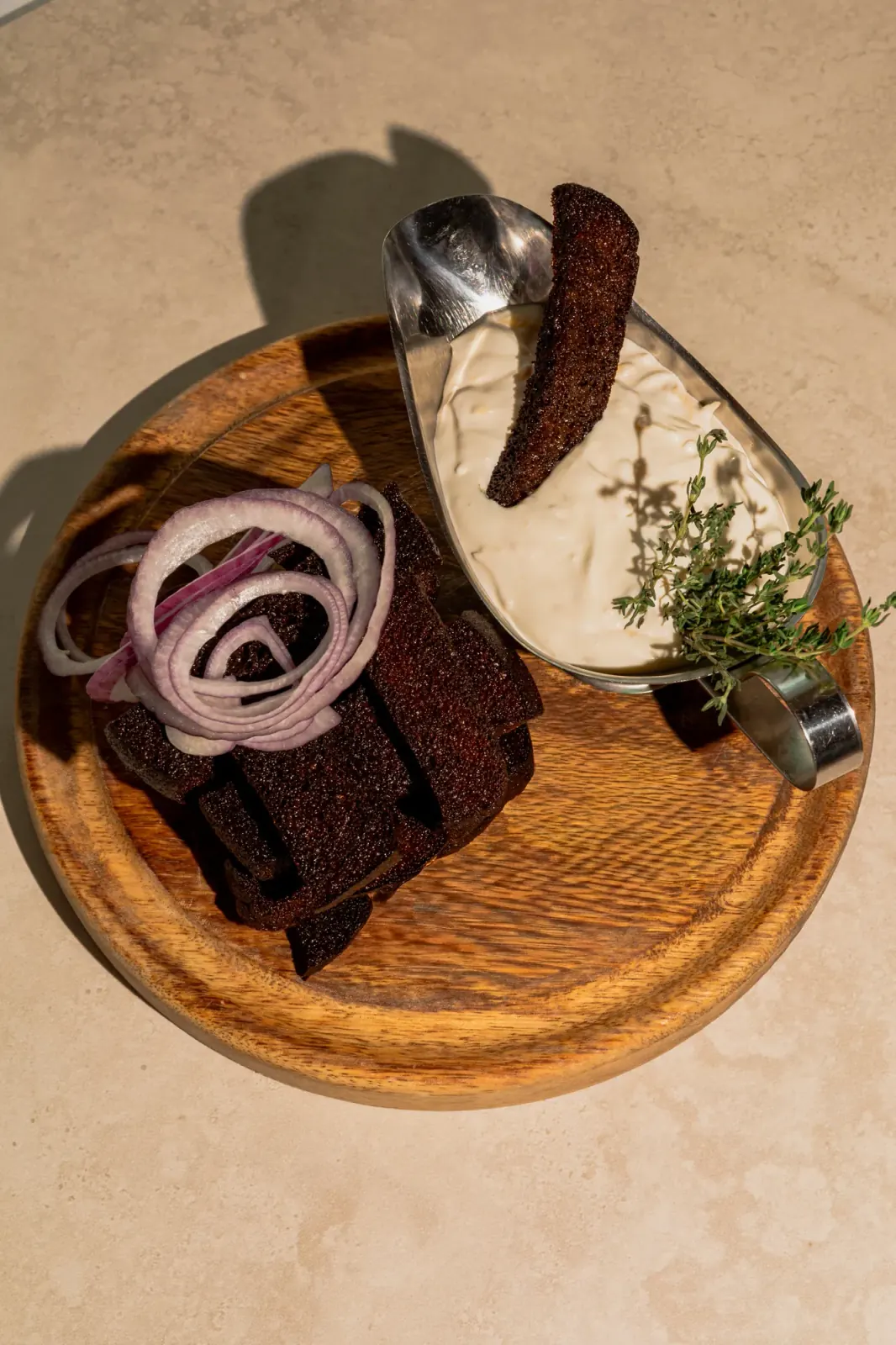 Ржаные гренки с соусом и красным луком