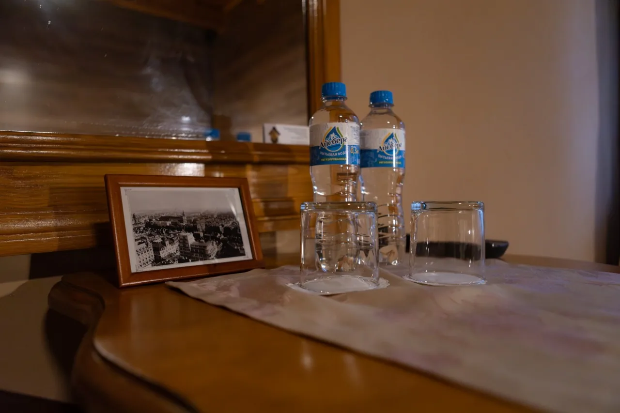 Вода и стаканы для гостей в номере